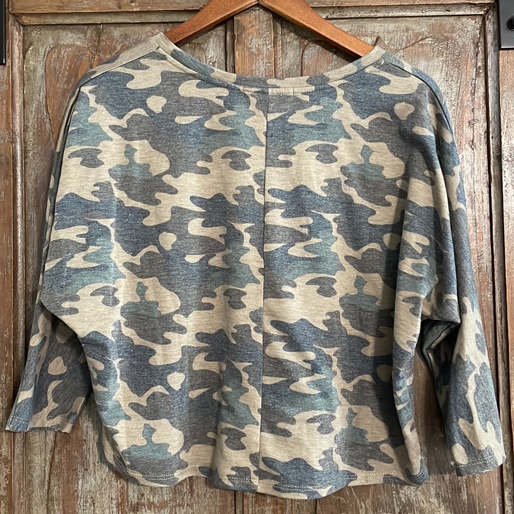 Tresics 1/2 Sleeve Cropped Camo V-Neck Tee Size M - Picture 2 of 8
